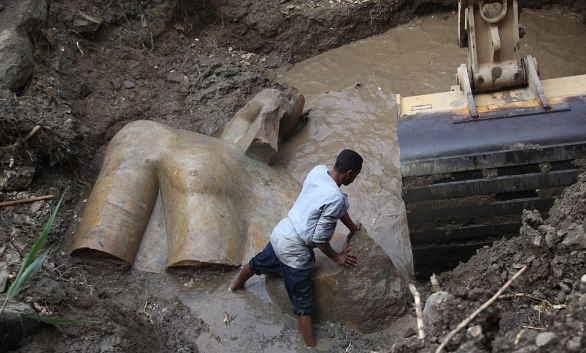 This 3,000-year-old Egyptian Pharaoh statue has just resurfaced in Cairo, leaving experts astounded.